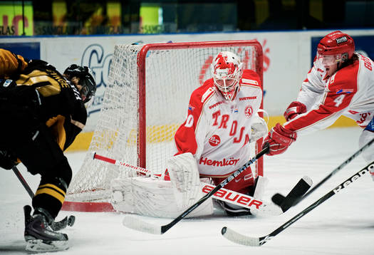Richard Gynge, AIK, oroar framför Christoffer Bengtsberg,