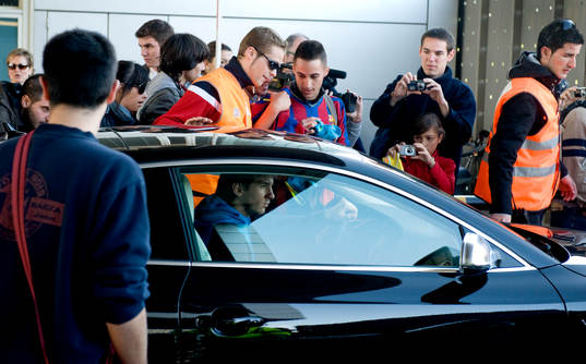 Lionel Messi på väg ut från träningsanläggningen och