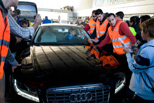Lionel Messi på väg ut från träningsanläggningen och