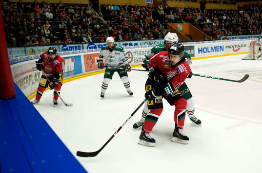 Markus Näslund passar Peter Forsberg, Modo