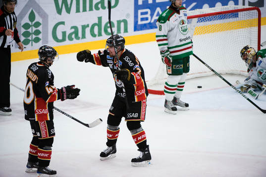 2-2, Per Arlbrandt, t.v. grattas av Pierre Jonsson, och