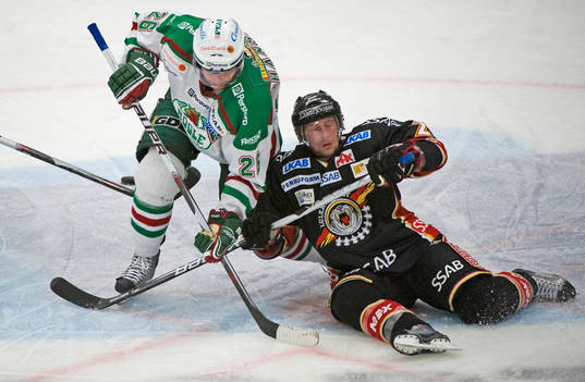 Jakob Johansson trycker ner en Luleå-spelare och pucken