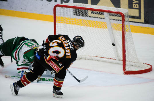 Avgörande 3-5, Per Arlbrandt, Luleå, som rundar Jürgen