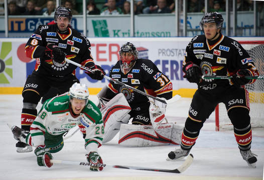 Eric Beaudoin, Rögle, får en knuff i ryggen  av Johan