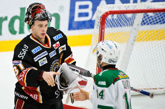 Anders Nilsson, målvakt, Luleå tackar Mikael Gath, Rögle