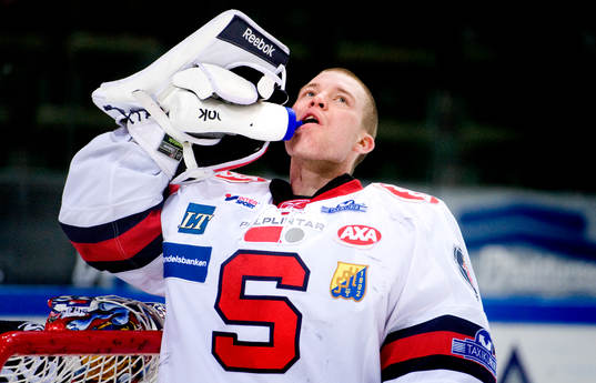 Pontus Sjögren, målvakt, dricker vatten