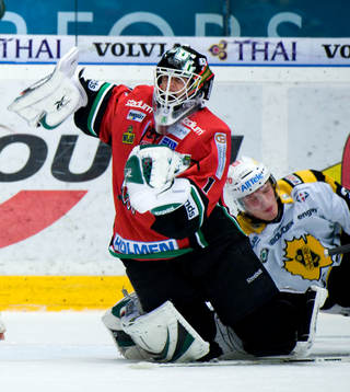 Niklas Svedberg, Målvakt Modo gör illa handen, skada