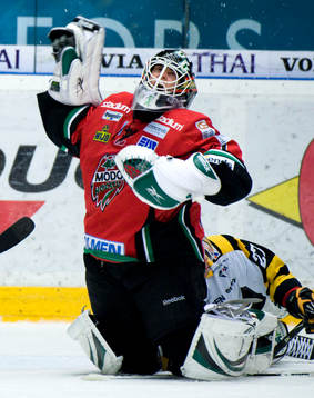 Niklas Svedberg, Målvakt Modo gör illa handen, skada