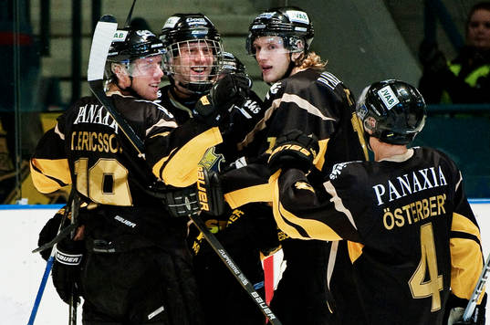 Tobias Ericsson, AIK, gratuleras till sitt 3-0-mål, jubel