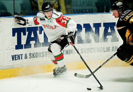 Johan Persson, Mora, snurrar med pucken