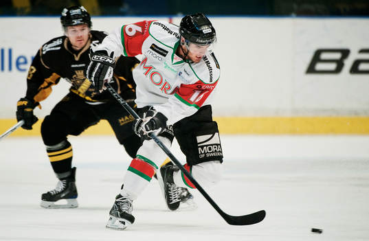 Martin Johansson, Mora, har kontroll på pucken