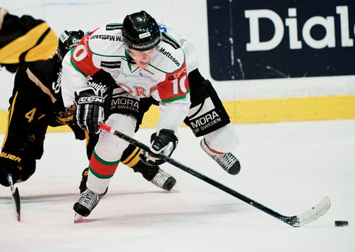 Victor Enmalm, Mora, försöker att kontrollera pucken