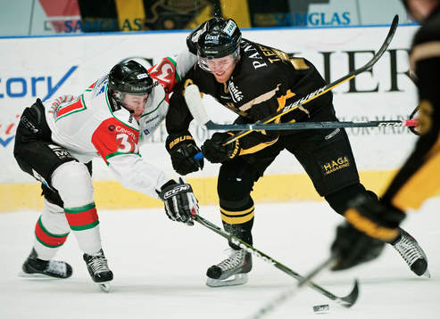 Patrik Eklund, Mora, försöker att stoppa Tobias Ericsson,