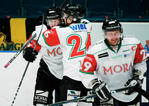 Viktor Amnér, Mora, gratuleras till sitt 3-2-mål