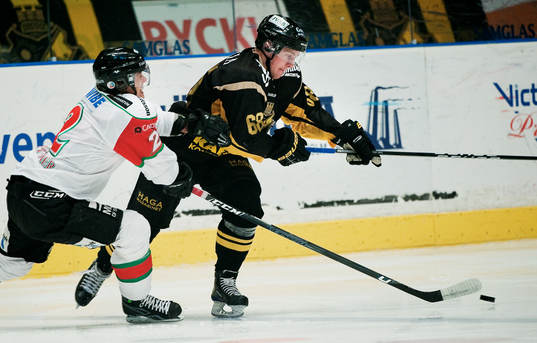 Robin Gartner, Mora, försöker att ta pucken av Victor