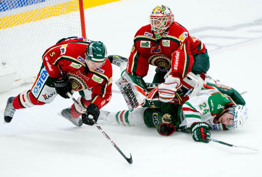 Christian Bäckman och Johan Holmqvist, målvakt Frölunda,