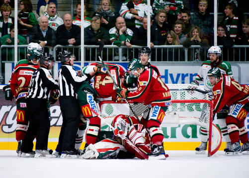 Bråkigt framför Johan Holmqvist, målvakt, Frölunda