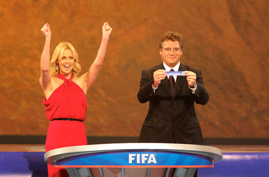 Skådespelerskan Charlize Theron jublar när Jerome Valcke,