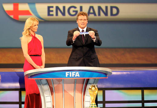 England dras av Jerome Valcke, genrealsekreterare, FIFA.