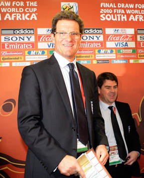 En glad Fabio Capello, tränare, England