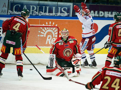 Johan Holmqvist, målvakt, Frölunda, släpper in 1-1.