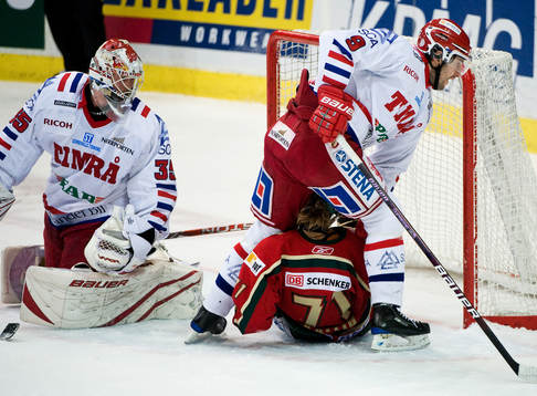 Tomi Kallio, Frölunda, missar öppet mål. Petr Caslava,