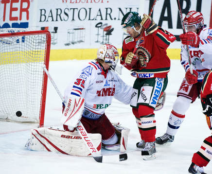 Tomi Kallio, Frölunda, ser pucken gå in bakom Anders