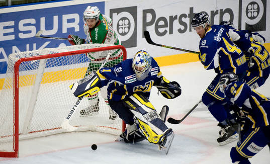 Pucken dansar framför Stefan Liv, målvakt, HV71s öppna