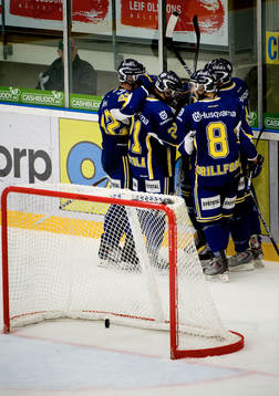 HV71 avgör i tom kasse. Jubel