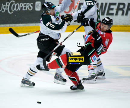Sanny Lindström, Färjestad tacklar Markus Näslund, Modo