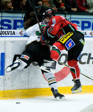 Per-Åge Skröder, Modo tacklar Ari Vallin, Färjestad