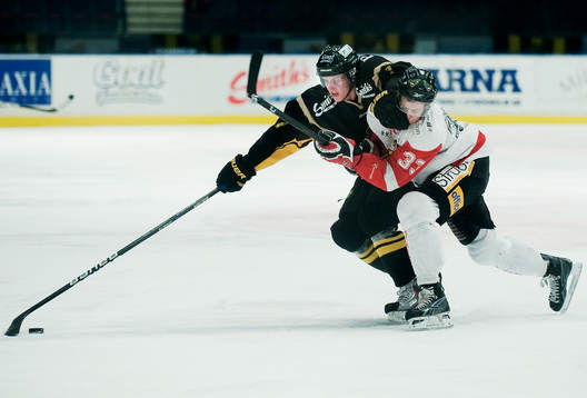 Filip Olsson, AIK, håller undan Martin Filander, Örebro