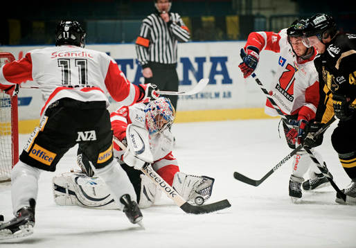 Mark Owuya, Örebro, blockerar pucken