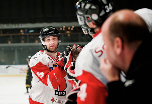 Henrik Löwdahl, Örebro, gratuleras till sitt 2-1-mål