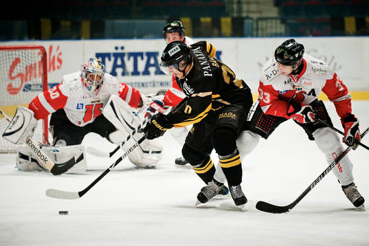 Daniel Bång, AIK, jagas av Martin Filander, Örebro