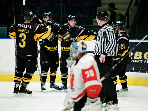 Patrik Bergström, AIK, gratuleras till sitt 5-2-mål
