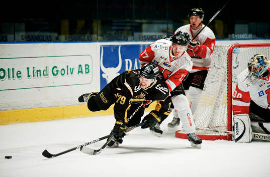 Henrik Eriksson, AIK, fälls av Justin Kurtz, Örebro