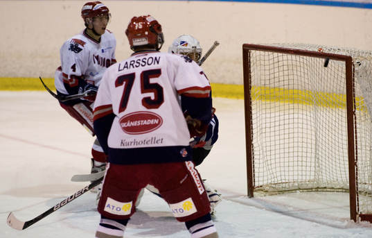 0-1, pucken på väg in bakom Hässleholms målvakt