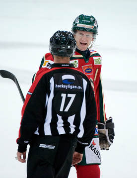 Per-Johan Axelsson, Frölunda, är inte nöjd med domaren.
