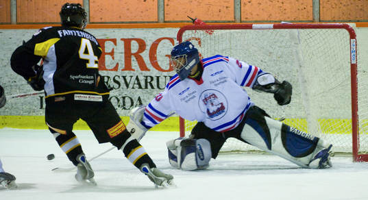 Joel Fantenberg fri med Jesper Henriksson, målvakt, Frosta