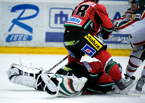 Per Hållberg, Modo ramlar baklänges över Niklas