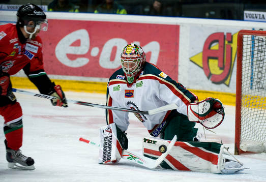Johan Holmqvist, Målvakt Frölunda räddar skott från Per