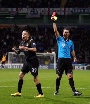 Mark Clattenburg, domare ger Craig Bellamy, Manchester