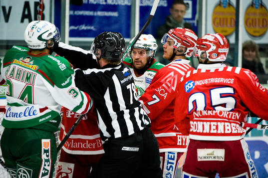 Bråk, slagsmål, domare fick gå emellan