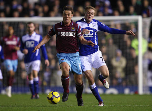 Sebastian Larsson, Birmingham, tacklar Scott Parker, West