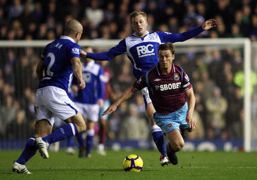 Sebastian Larsson, Birmingham, tacklar Scott Parker, West