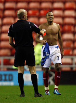 Steve Bennett, domare, ger Younes Kaboul, Portsmouth, rött