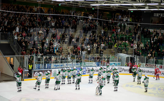 Rögle och supportrarna jublar i Linbad Arena