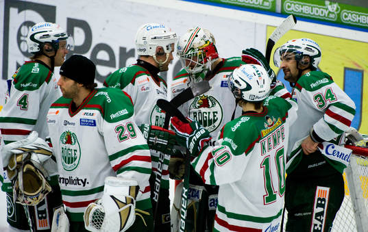 Cristopher Nihlstorp, målvakt, Rögle, klappas om av