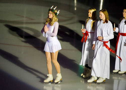 Konståkningslucia i pausen. Lucia